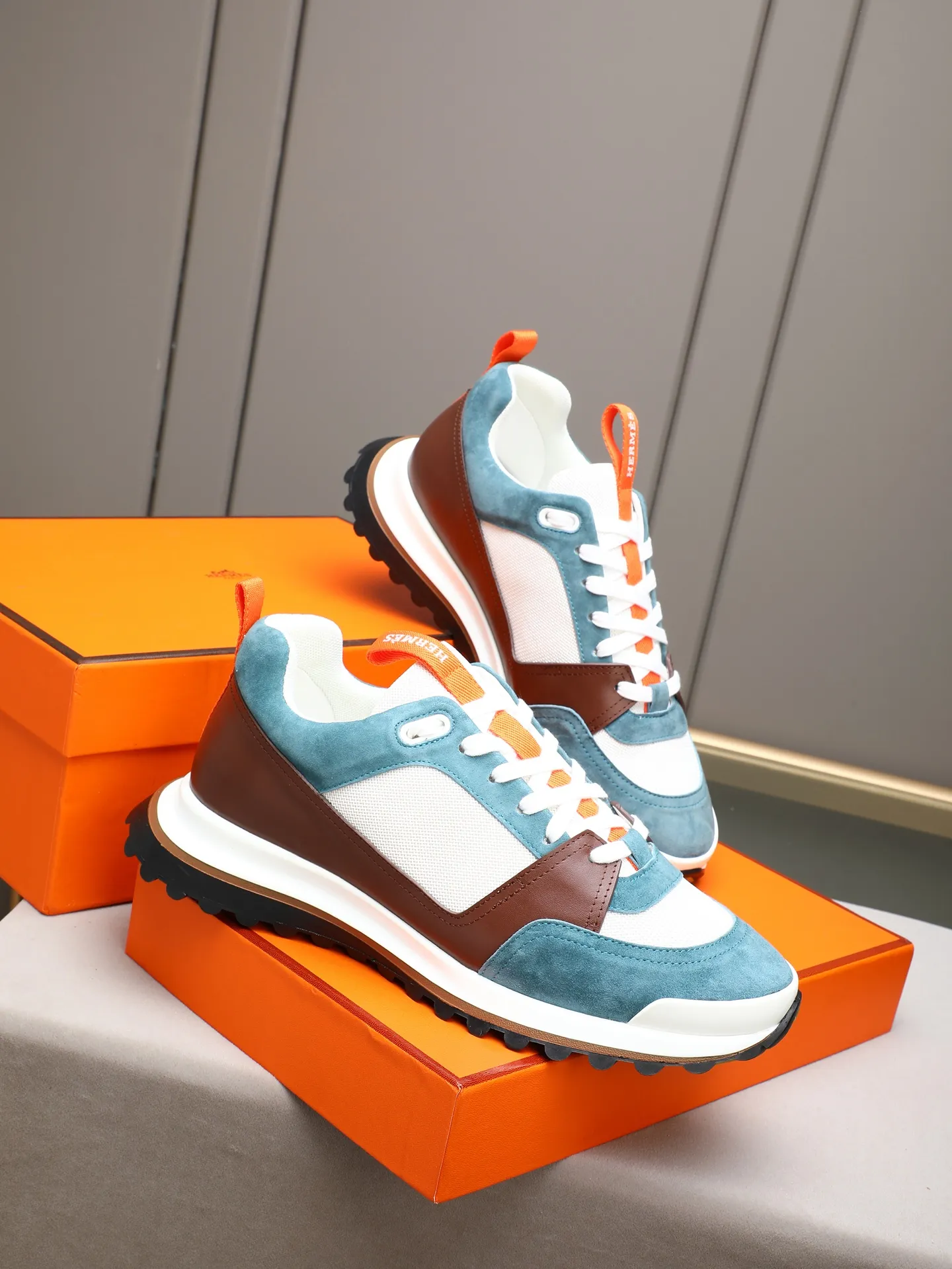 PP680【Hermes】fe new arrival~New Bouncing sneakers are the most comfortable shoes from Hermès. They are extremely light on the feet and look great. You won’t feel tired even when you go shopping and running around. 👍Very light and comfortable. Extremely light. Perfect for both sports and leisure. They feel great when you step on them! It’s up to you to choose, there’s always what you want~ ✔️Fabric: Imported first-layer cowhide ✔️Inner lining: Imported water-dyed cowhide ✔️Outsole: Seamless combination of IP+TPU (multi-color letters) German technology irradiation machine ✔️Code number: Male 38-44 (45 customized)